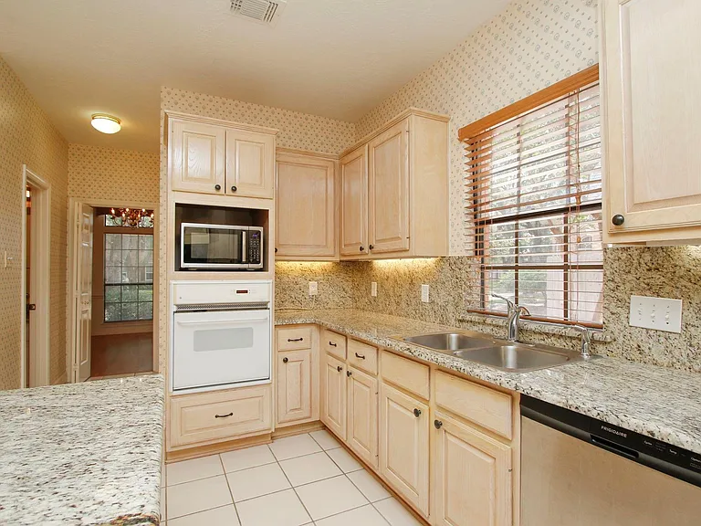 13618 Shadow Falls Ct — Photo 19