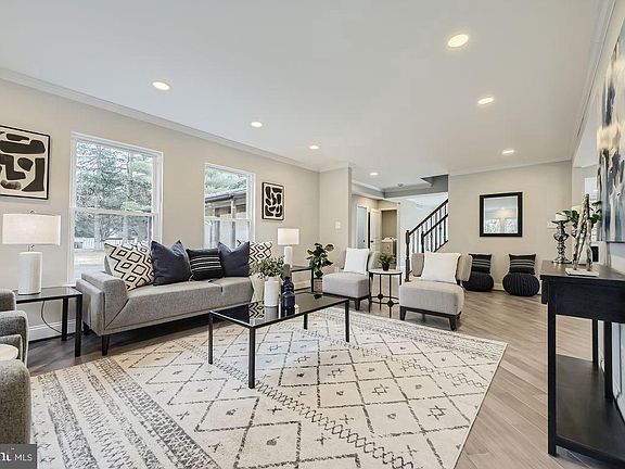 3rd image of 338 Bonnie Meadow Cir