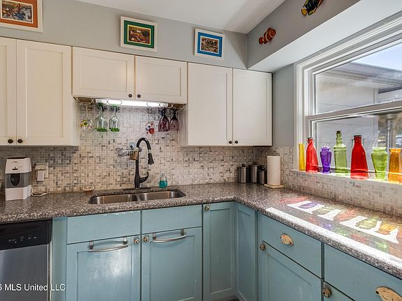 5th image of 141 Beachview Ave