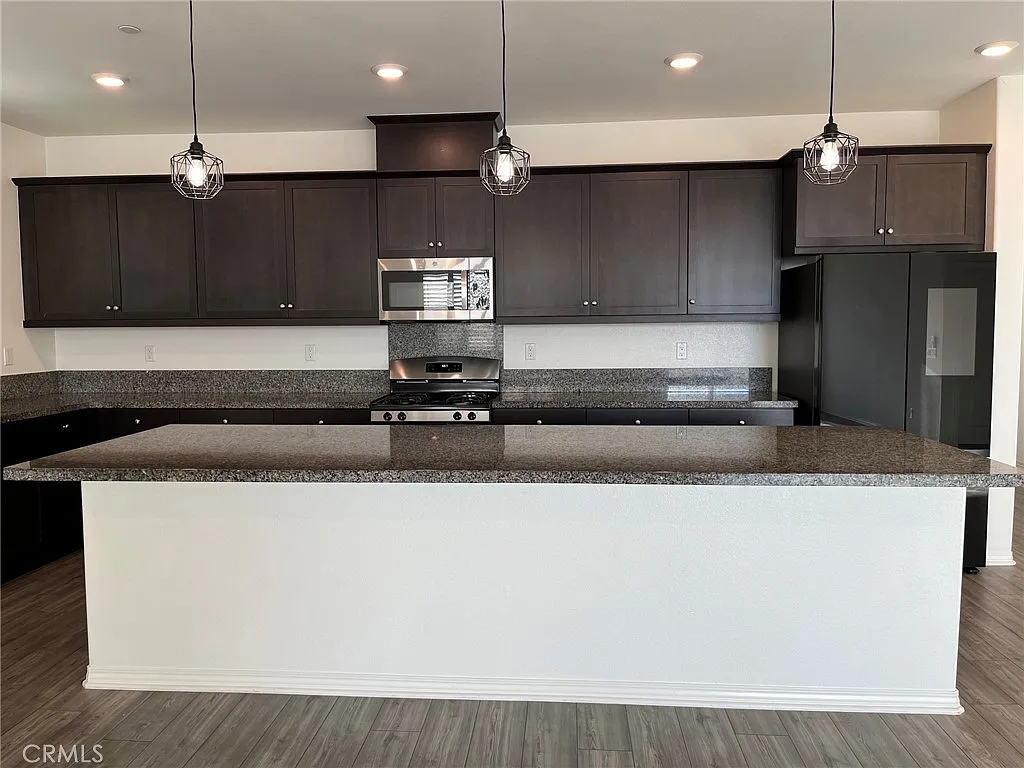 3 bed, 1948 sqft, $3,495 — Photo 4