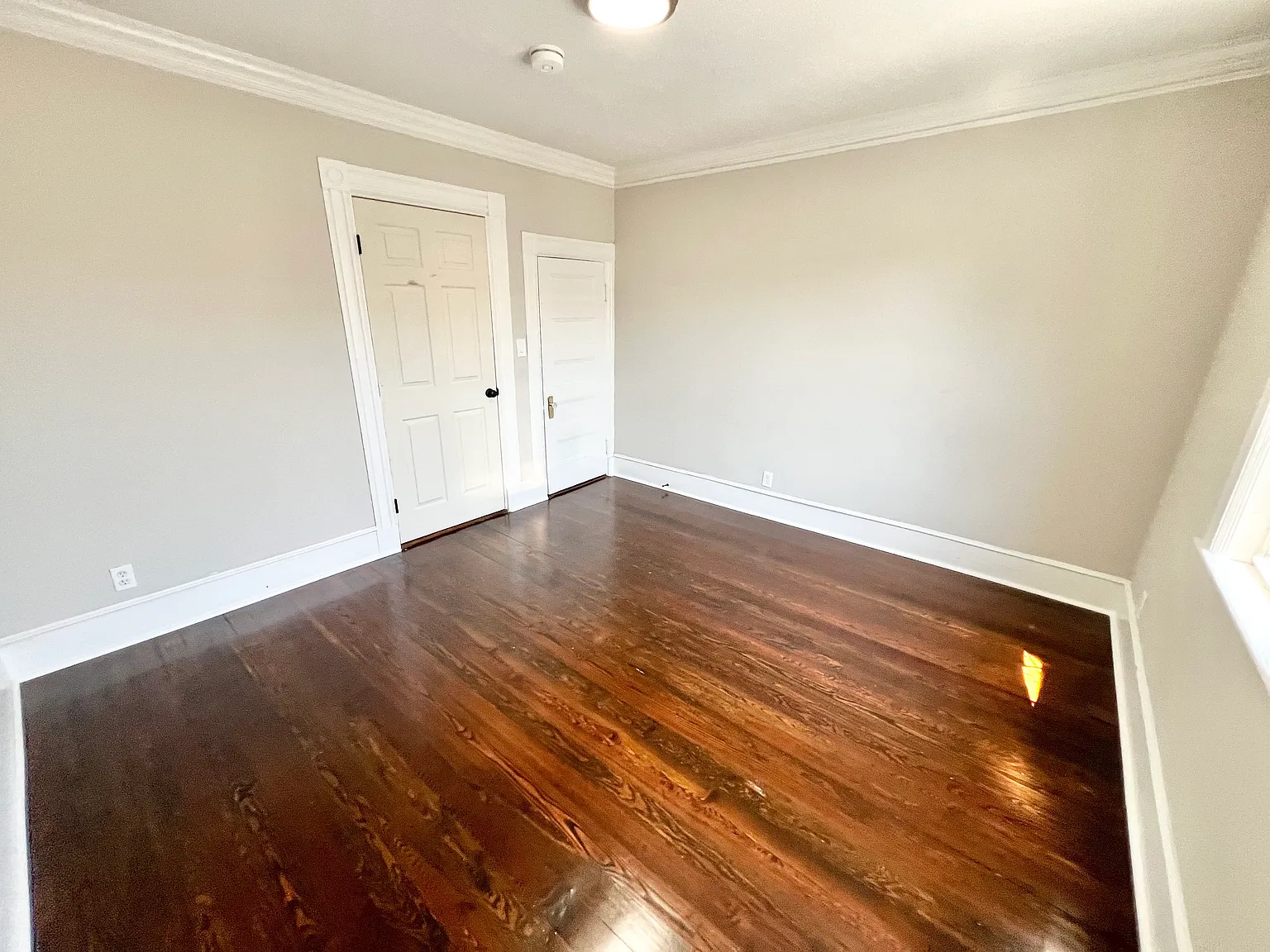 3 bed, 1.0 bath, 9999 sqft, $3,150 — Photo 3