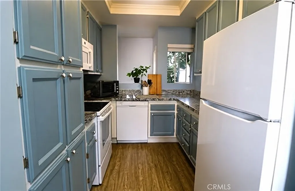 2 bed, 1050 sqft, $4,200 — Photo 3
