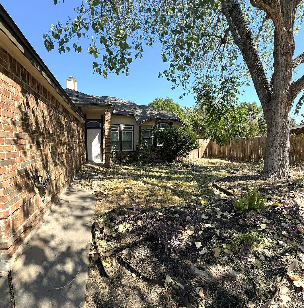 Quaint South Creek Beauty with Huge Yard — Photo 3