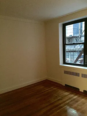 Rented by Siderow Residential Group | media 10