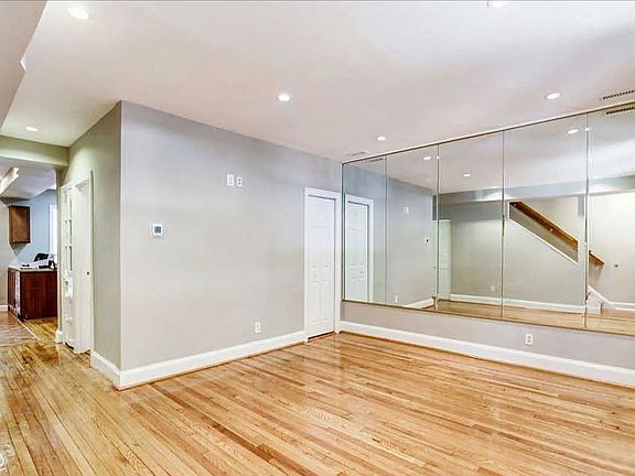 Living Room (closet)