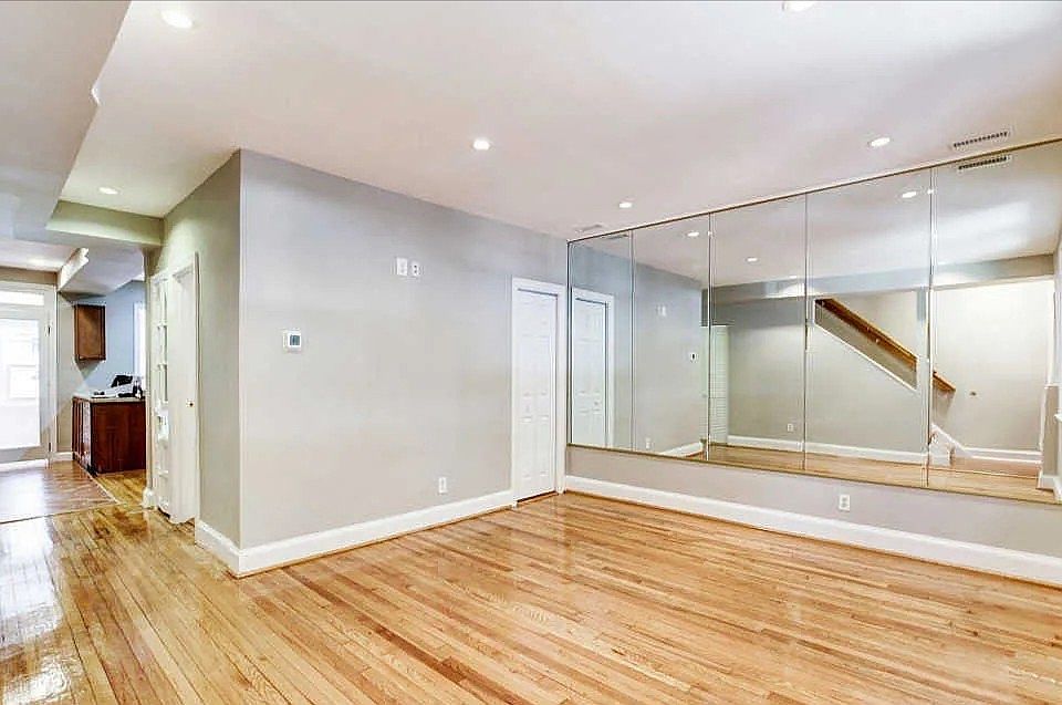 Living Room (closet)