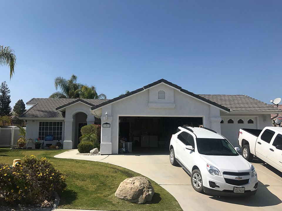 outside, corner lot