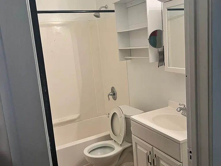 1590 Victoria Ave #2 — Photo 3