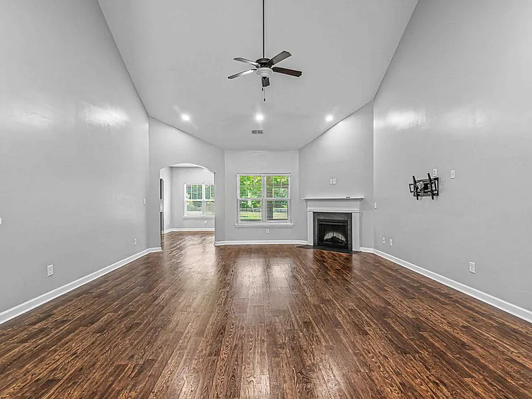 125 Bridgeport Dr — Photo 4