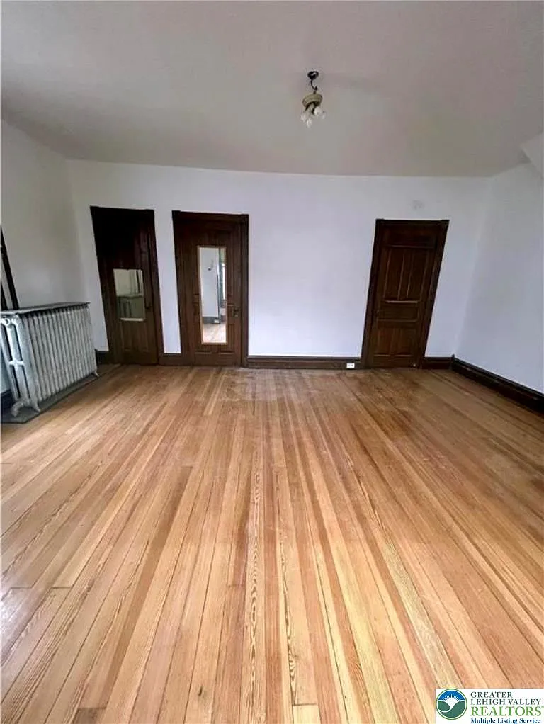 5 bed, 2.0 bath, 2850 sqft, $3,000 — Photo 4