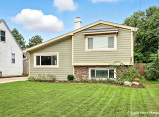 828 Ridge Ave, Mundelein, IL 60060