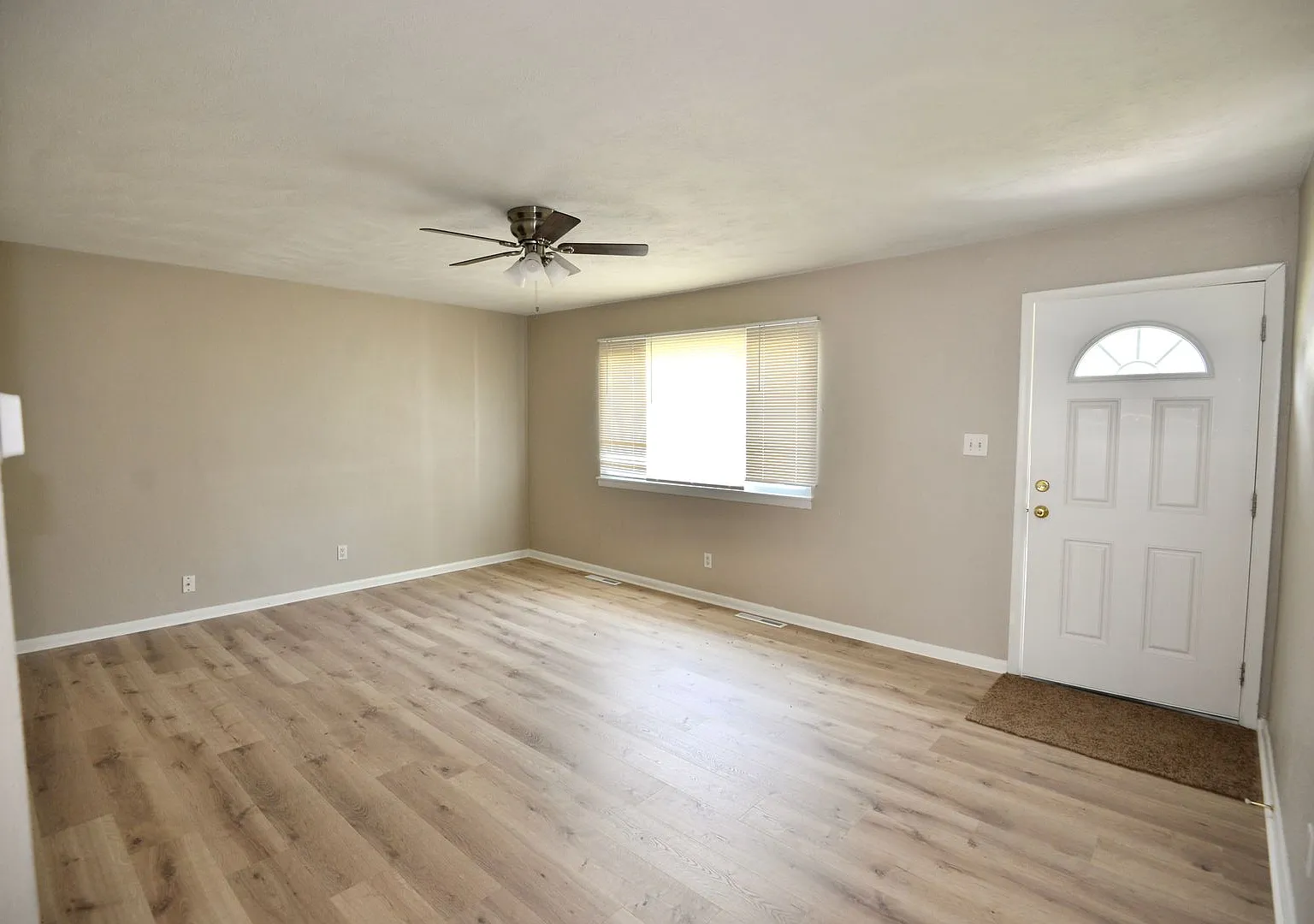 Brick Ranch in Princess Anne Plaza — Photo 4