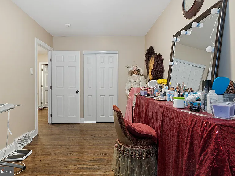 2874 Tolbut St — Photo 25