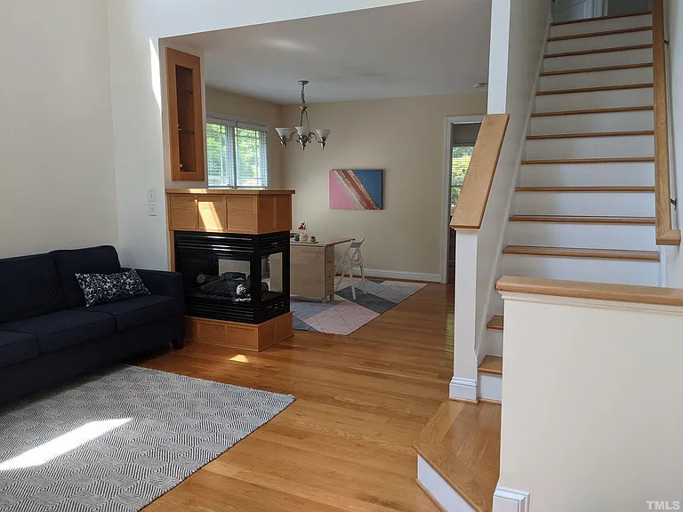 200 Charleston Ln — Photo 2