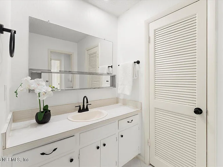 8140 Sutton Pl E — Photo 9