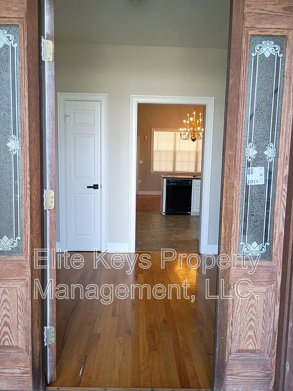 3 bed, 2.0 bath, 2617 sqft, $1,900 — Photo 3