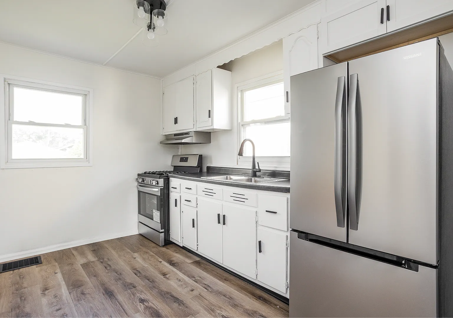 Beautifully renovated home — Photo 1