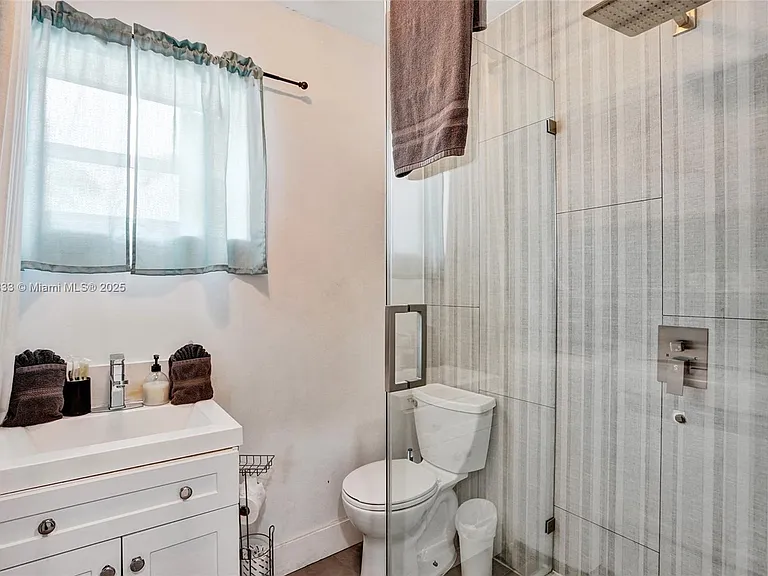 1124 NE 6th St — Photo 6