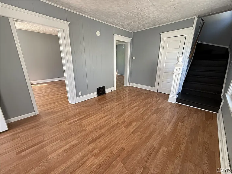 154 Seeley Ave — Photo 3