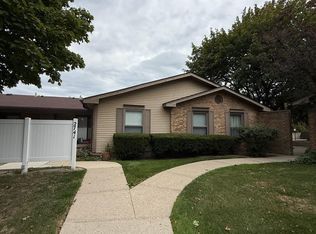 2741 Roundtree Dr, Troy, MI 48083