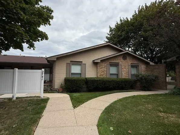 2741 Roundtree Dr, Troy, MI 48083