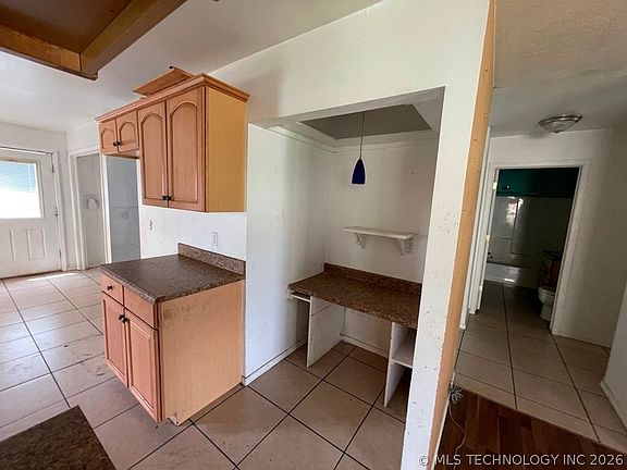5th image of 1012 N Ash St