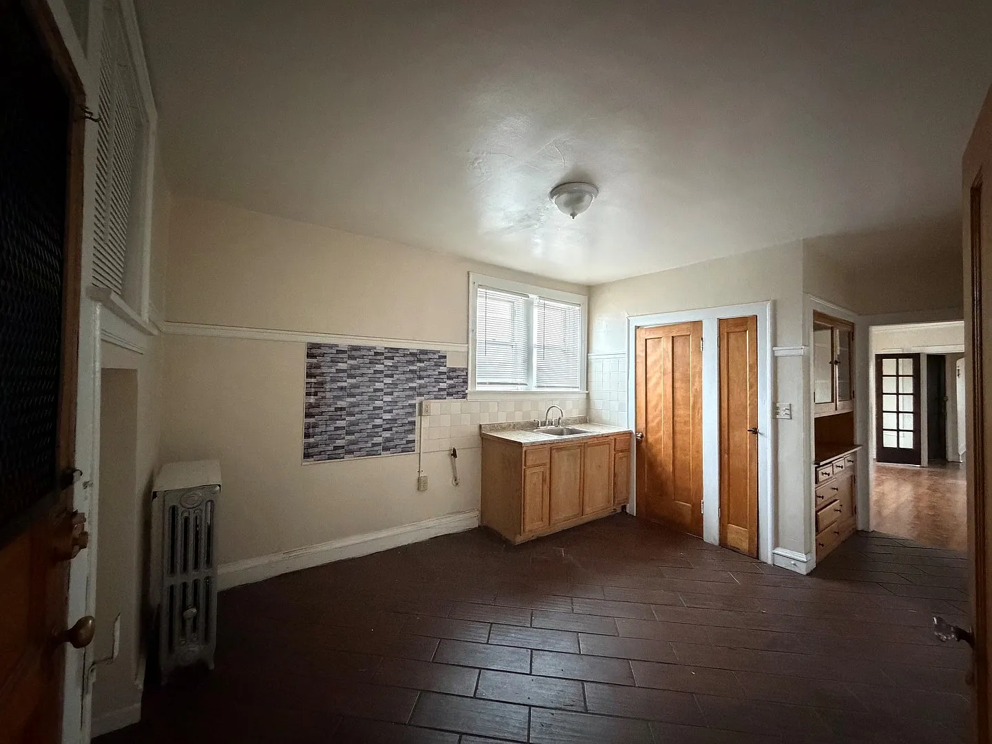 3 bed, 900 sqft, $1,200 — Photo 2