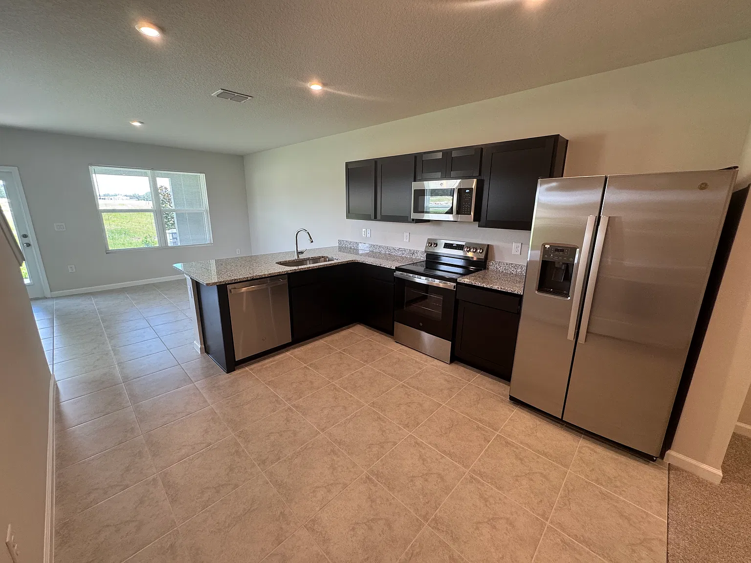 New built 3 bd 2.5 bath townhouse — Photo 3