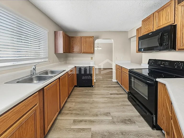 7659 Chatsworth — Photo 3