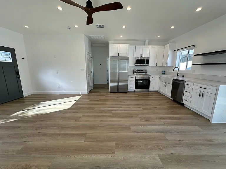 3617 W Victory Blvd — Photo 24