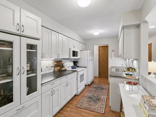 2710 Dale St N #B107, Roseville, MN 55113