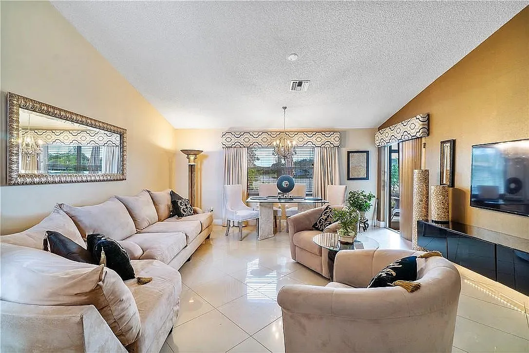 2 bed, 1365 sqft, $2,700 — Photo 3