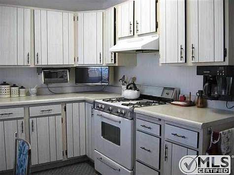4th image of 608 Superior Ave