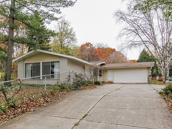 5th image of 2020 Blueberry Dr NW