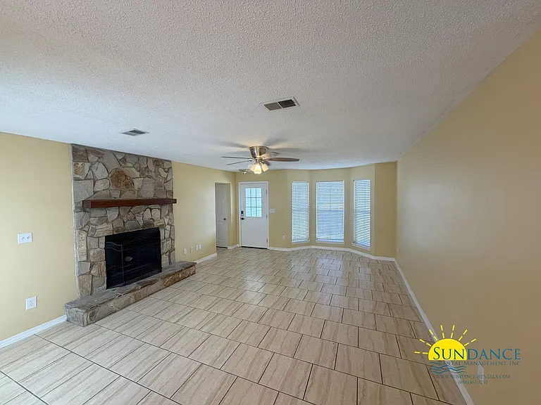 134 Midland Ct — Photo 2