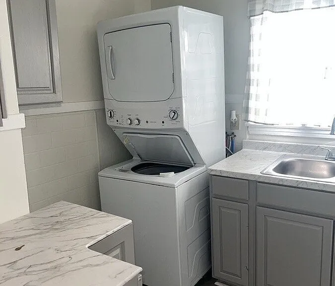 925 Kellogg Ave NW — Photo 3