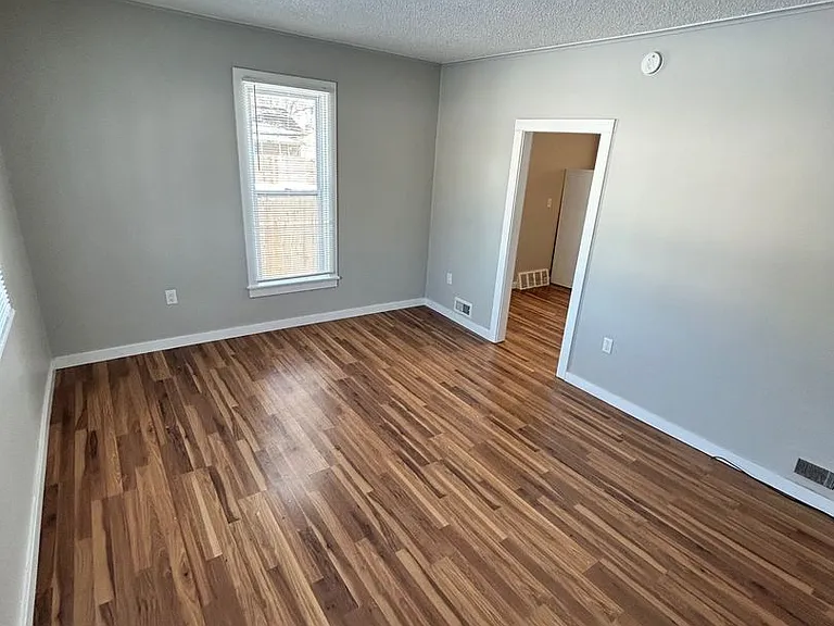 90 E Mark St — Photo 3