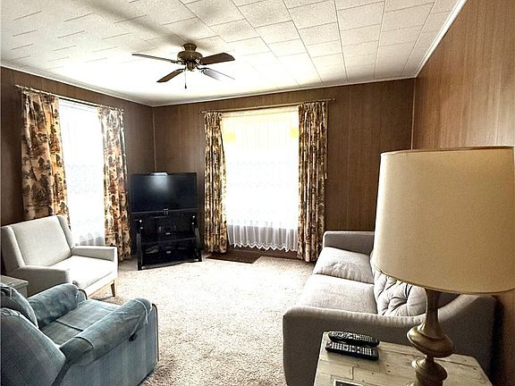 4th image of 65 Perry St