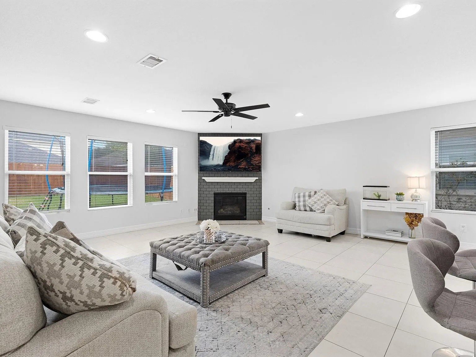 4 bed, 2.5 bath, 2349 sqft, $2,400 — Photo 4