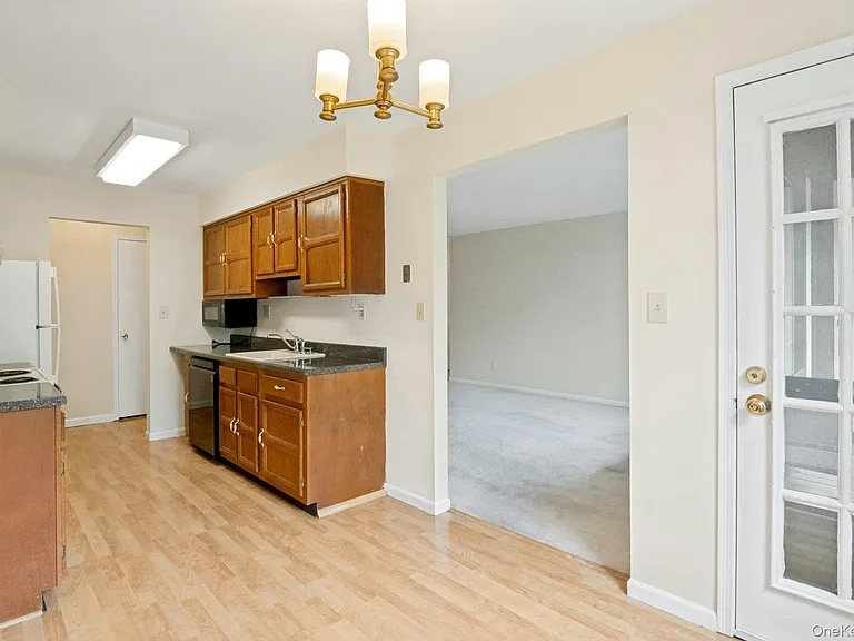 8 Foxwood Dr #4 — Photo 8