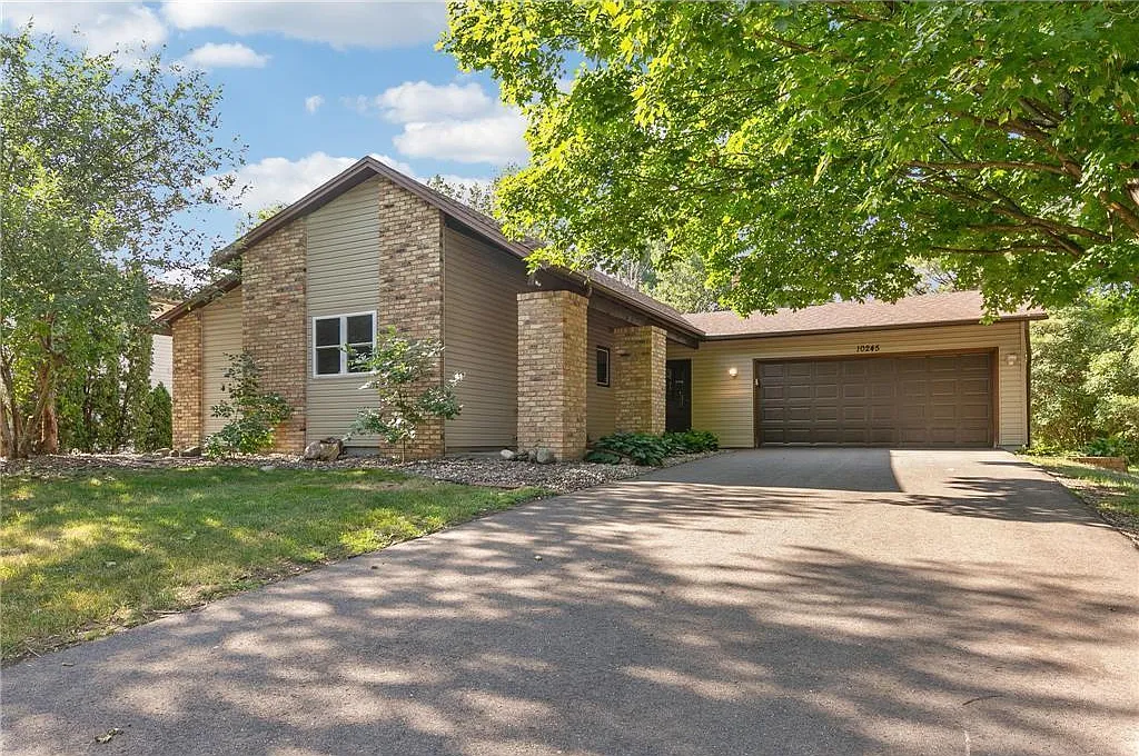 5 bed, 2120 sqft, $2,600 — Photo 1