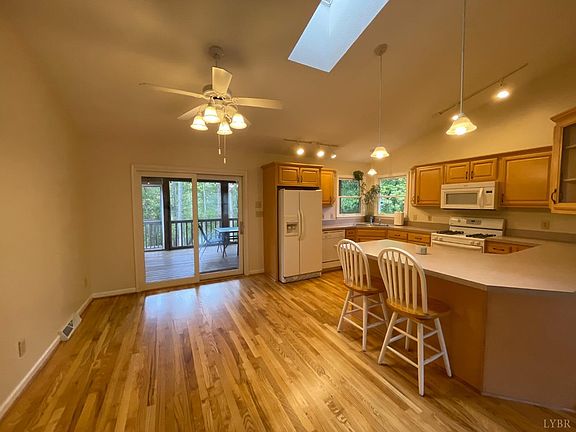 4th image of 225 Lake Forest Dr