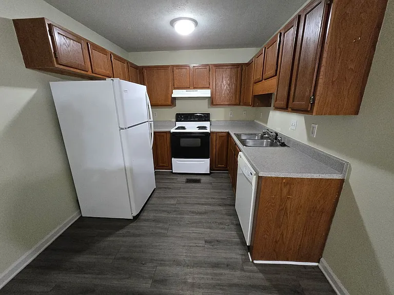330 Elmo St — Photo 2