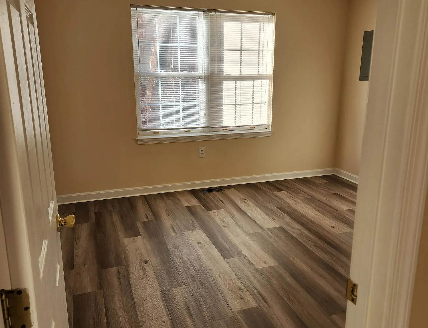 3 bed, 1076 sqft, $1,650 — Photo 2