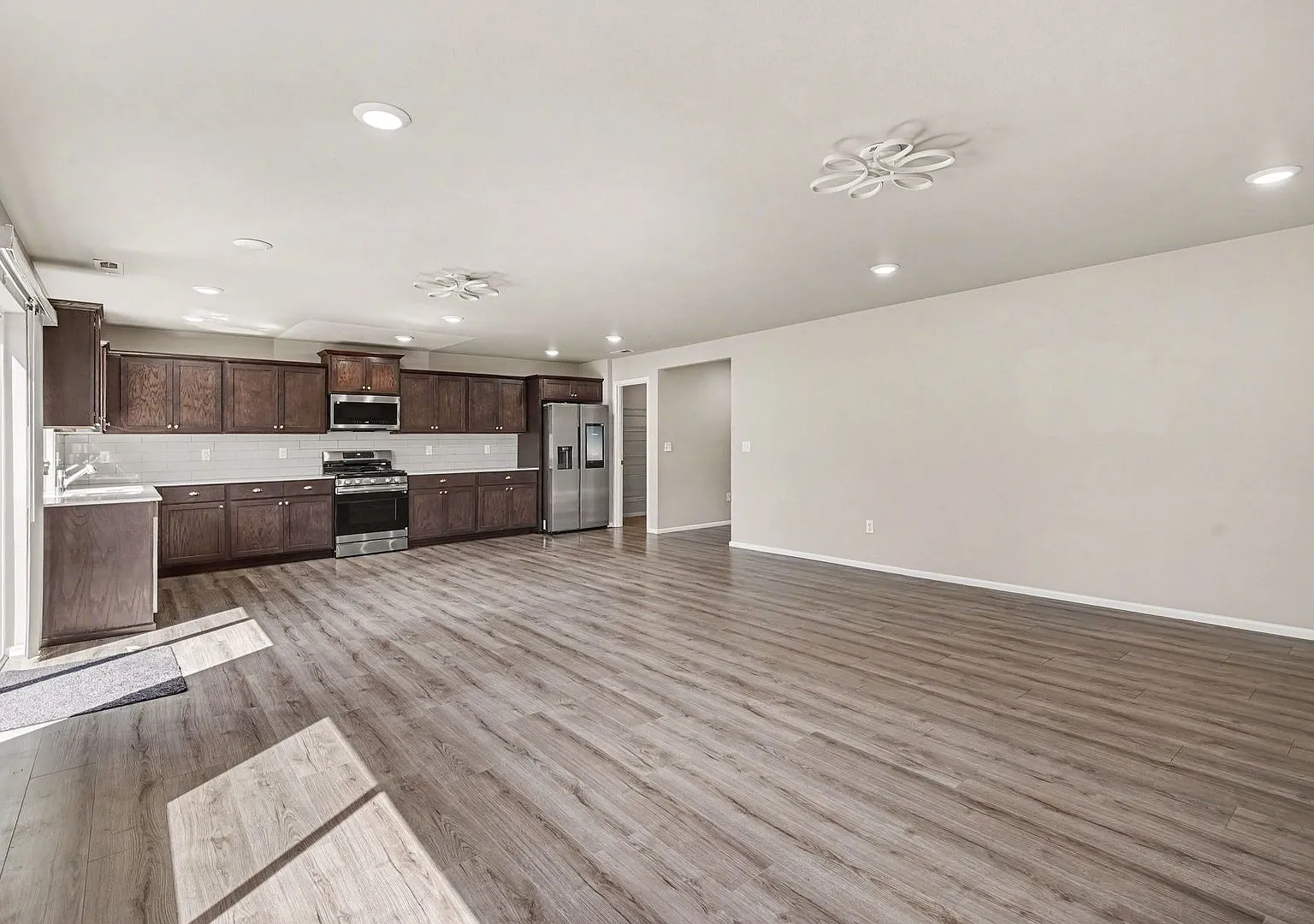 Spacious 5-Bedroom Home with Bonus Loft in Daisy Crossing! $3,300!! — Photo 4