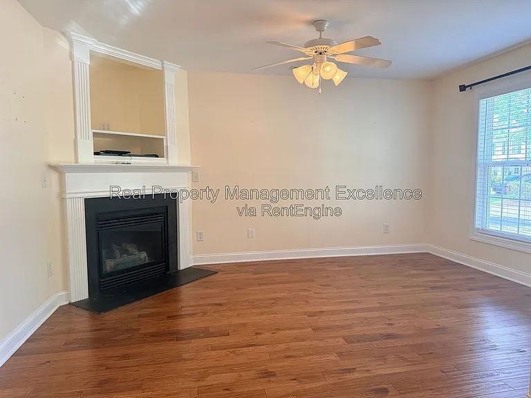 305 Holly Thorn Trce — Photo 4