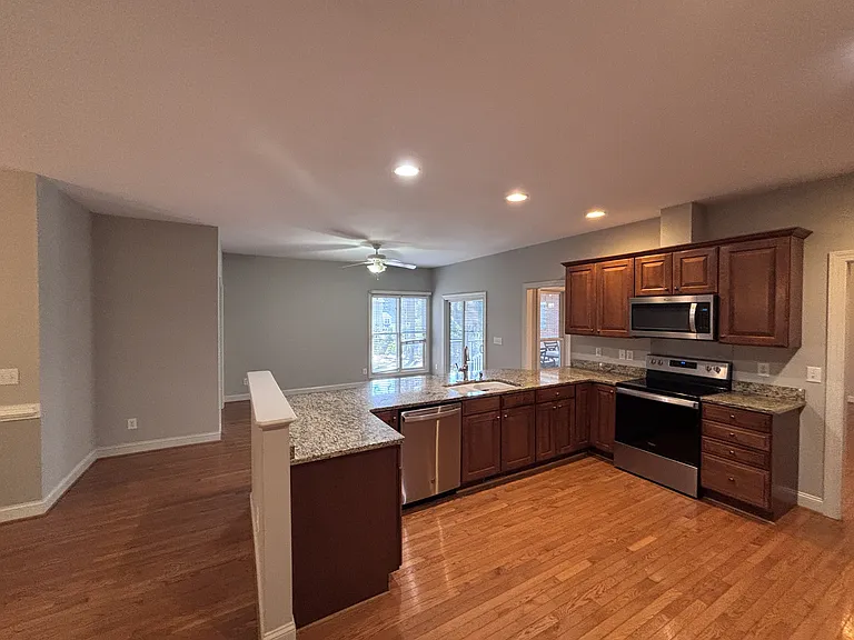 420 Lake Forest Dr SE — Photo 10
