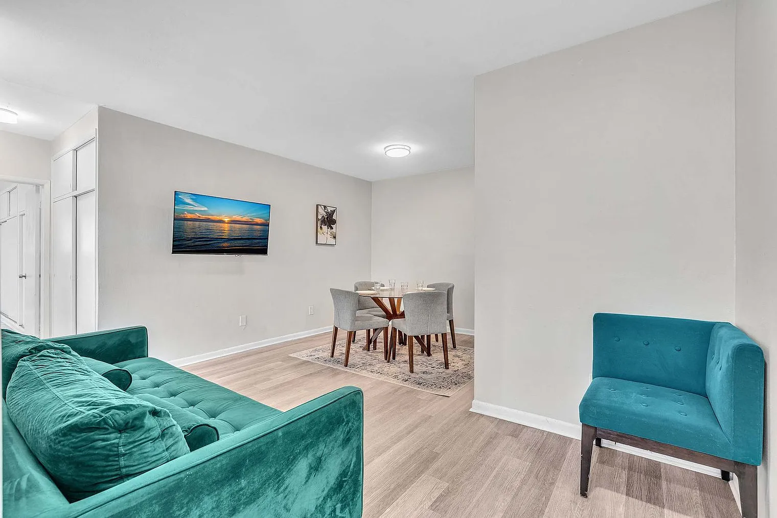 2 bed, 1.0 bath, 990 sqft, $4,431 — Photo 3