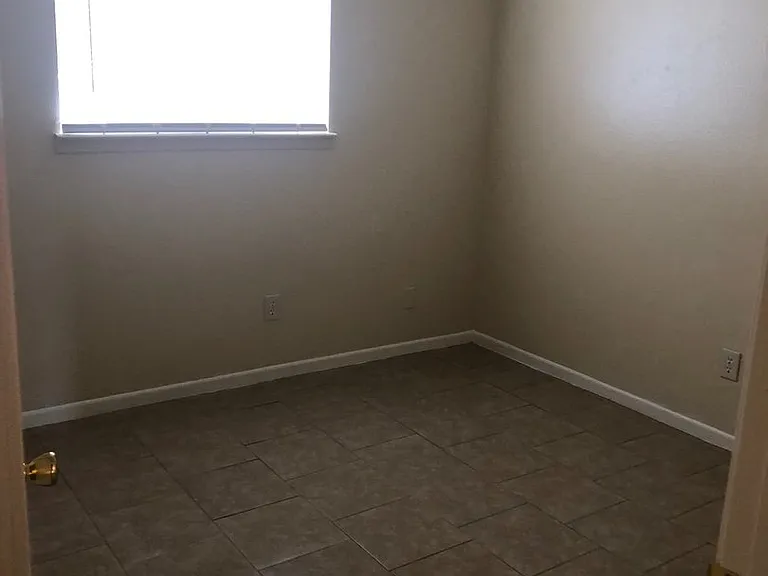 803 W Ave E #8 — Photo 3