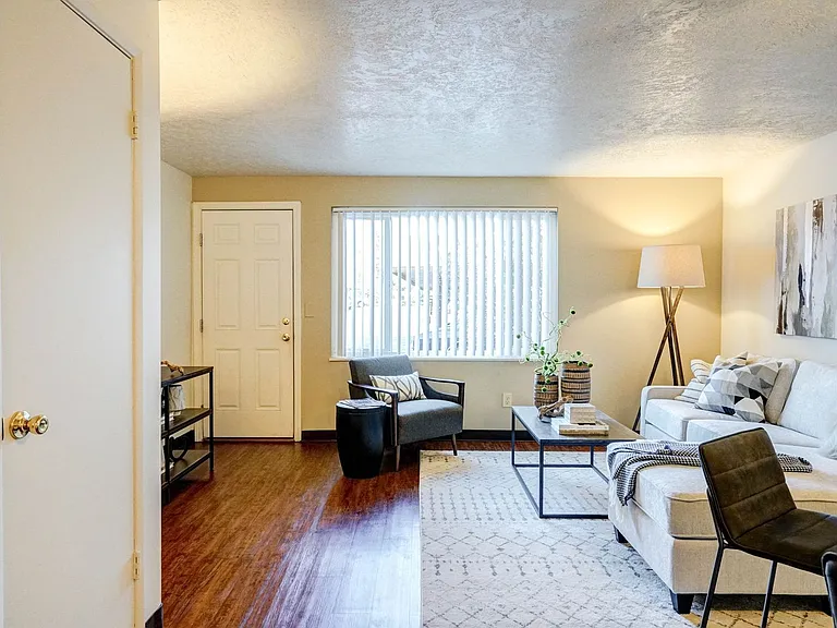 Spacious and immaculate townhomes! Free Water/Sewer/Garbage/Parking! — Photo 47